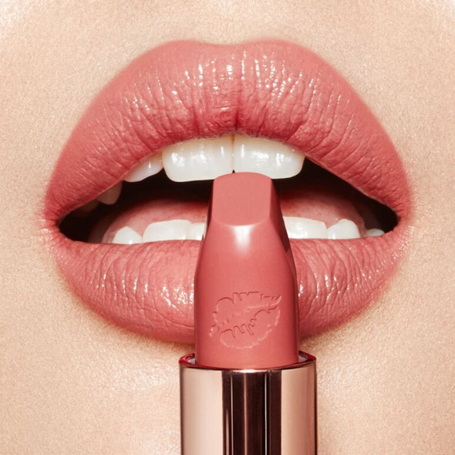 Charlotte Tilbury Hot Lips 2 In Love With Olivia Lipstick 3.5g - Губная помада в оттенке In Love With Olivia, , Charlotte Tilbury, купить по выгодной цене в интернет магазине Spadream